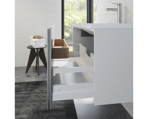 Salle de bain avec meuble bas ouvert et tiroirs