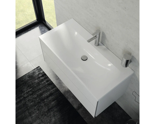 Vasque avec meuble sous-vasque, robinetterie et étagère dans la salle de bains