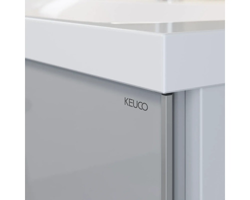 Gros plan d''un meuble de salle de bain avec le logo Keuco.