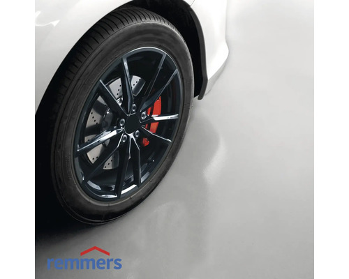 Detailaufnahme eines Autos auf einem Garagenboden mit Remmers Logo