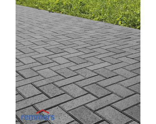 Pavés gris posés en motif à chevrons
