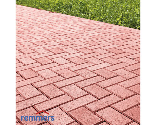 Pflastersteine im Fischgrätenmuster für einen Gartenweg