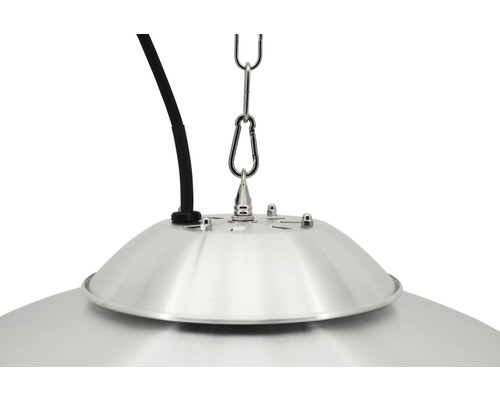 Detailaufnahme einer Hängelampe mit Kettenaufhängung