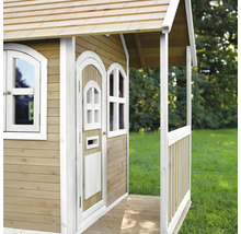 Maisonnette en bois avec véranda, porte et fenêtres dans le jardin