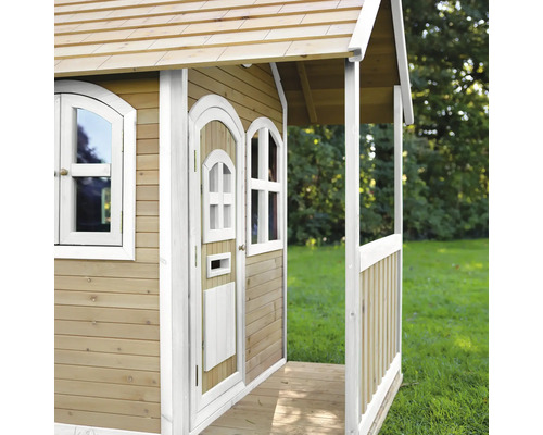Maisonnette en bois avec véranda, porte et fenêtres dans le jardin