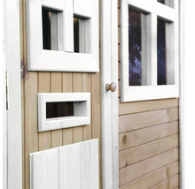 Vue détaillée de la porte d''une cabane de jeu avec fenêtre et boîte aux lettres
