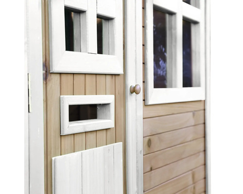Vue détaillée de la porte d''une cabane de jeu avec fenêtre et boîte aux lettres