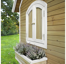 Vue détaillée d''une cabane de jeu en bois avec fenêtre et jardinière