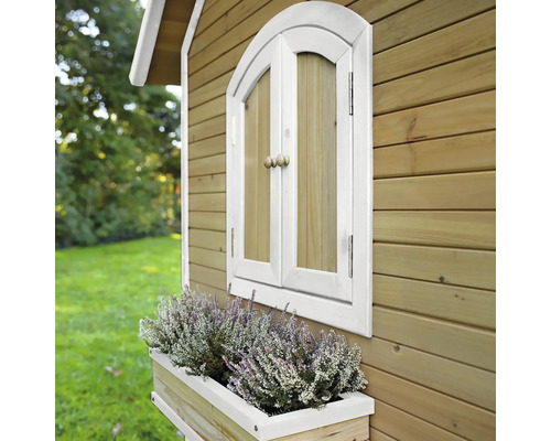 Vue détaillée d''une cabane de jeu en bois avec fenêtre et jardinière