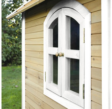 Détail d''une cabane de jeu en bois avec cadre de fenêtre blanc