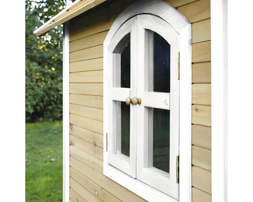 Détail d''une cabane de jeu en bois avec cadre de fenêtre blanc