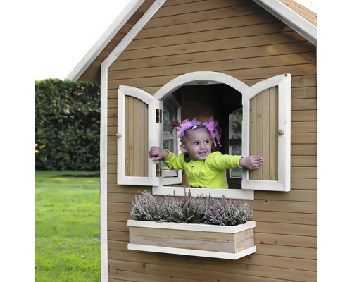 Fille dans une cabane en bois avec fenêtre et jardinière