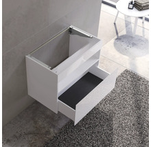 Weisser Waschbeckenunterschrank mit offener Schublade für das Badezimmer.