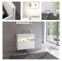 Modernes Badezimmer mit weißem Waschtischunterschrank, Waschbecken und beleuchtetem Spiegel