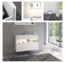 Modernes Badezimmer mit weissem Waschtischunterschrank, Spiegel und integrierter Beleuchtung sowie Steckdose mit USB-Anschlüssen.