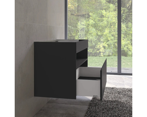 Meuble sous-lavabo suspendu avec tiroir ouvert dans une salle de bain.