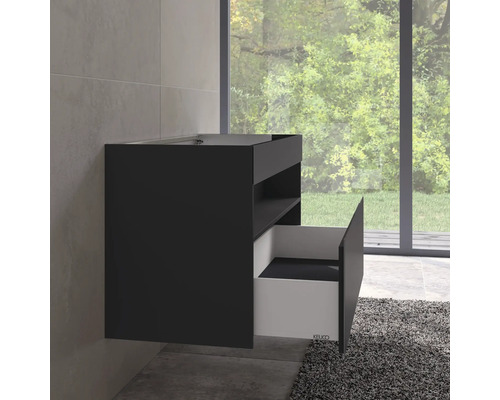 Waschtischunterschrank mit offener Schublade im Badezimmer