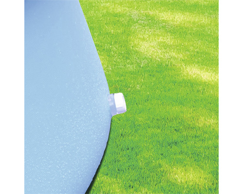 Gros plan d''une piscine avec une valve de vidange sur une pelouse