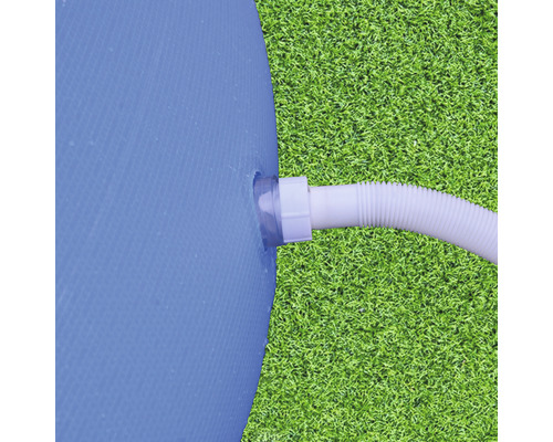 Vue détaillée d''une piscine avec un tuyau raccordé sur une pelouse