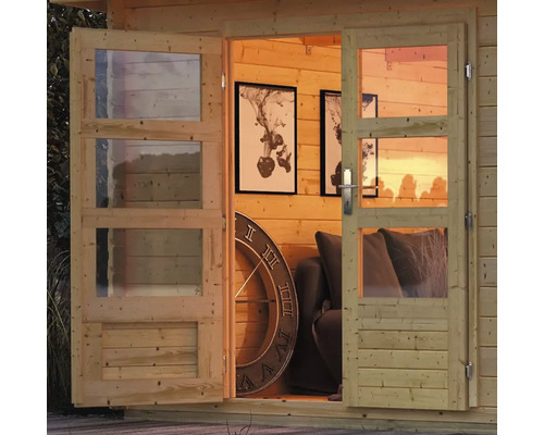 Maison de jardin en bois avec double porte ouverte, intérieur avec canapé et décoration
