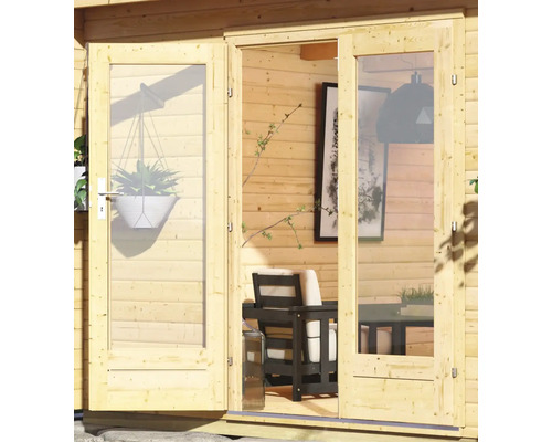 Double porte ouverte d''une cabane de jardin en bois avec intérieur
