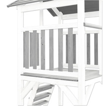 Vue détaillée d''une cabane en bois avec escalier et balustrade