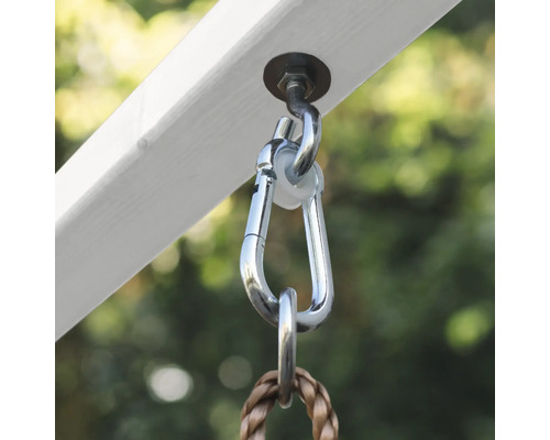 Detailansicht einer Schaukelbefestigung mit Karabinerhaken und Haken an einem Holzbalken