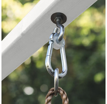 Vue détaillée d''une suspension de balançoire avec mousqueton sur une poutre en bois