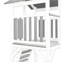 Detailansicht eines Spielturms mit Holzgeländer und Treppe