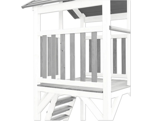 Detailansicht eines Spielturms mit Holzgeländer und Treppe
