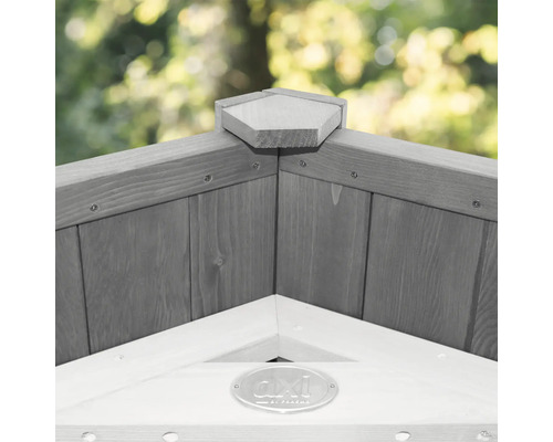 Detailansicht eines Holzspielhauses mit AXI by Paradiso Logo.