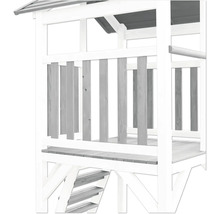 Vue détaillée d''une tour de jeux en bois avec escalier et rambarde