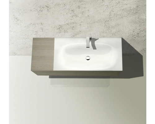 Aufsicht auf ein Waschbecken mit Armatur und Holzablage