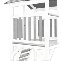 Vue détaillée d''une tour de jeux en bois avec escalier et balustrade