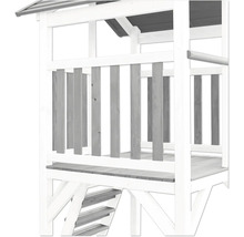 Vue détaillée d''une cabane en bois avec escalier et rambarde.