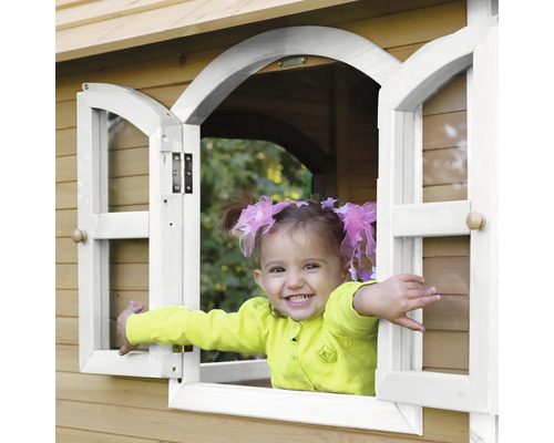 Un enfant regarde par la fenêtre d''une cabane