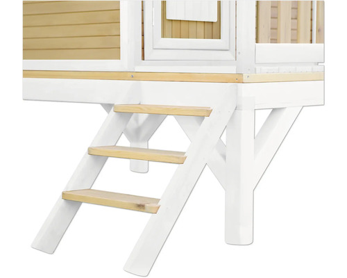 Detailansicht einer Holzleiter mit drei Stufen, die zu einem erhöhten Spielhaus führt
