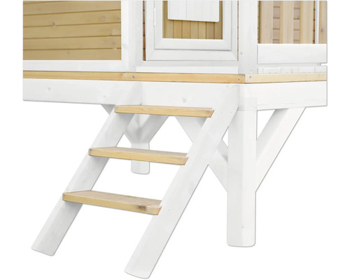 Detailansicht einer Holztreppe mit drei Stufen, die zu einem Stelzenhaus führt