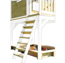 Detailansicht eines Spielhauses mit Holztreppe und Sandkasten
