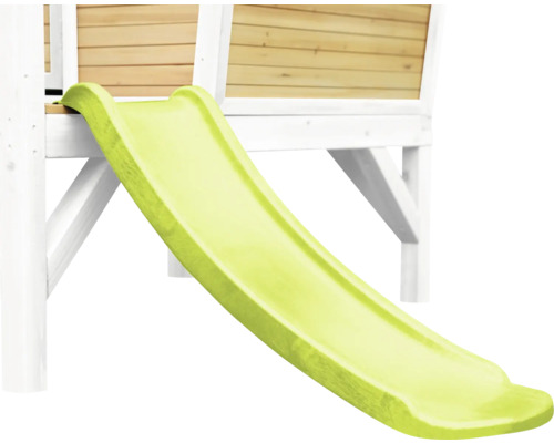 Kunststoffrutsche an einem Spielturm