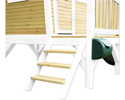Detailaufnahme eines Holzspielhauses mit Treppe und Briefkasten