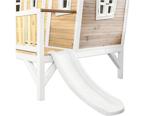 Gros plan sur une cabane de jeu en bois avec toboggan