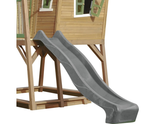 Toboggan pour enfants gris sur une cabane de jeu