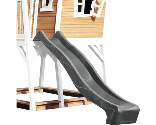 Toboggan gris pour enfants sur une tour de jeux