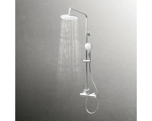 Système de douche avec douche de tête, douchette à main et robinet thermostatique en fonctionnement