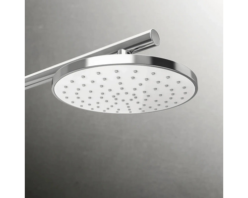 Douche de tête ronde avec bras de douche pour douches.