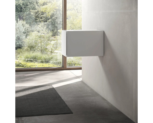 Salle de bains moderne avec meuble sous-lavabo et fenêtre donnant sur le jardin