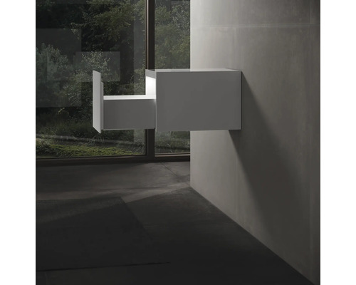 Meuble sous-lavabo suspendu avec tiroir ouvert dans la salle de bain