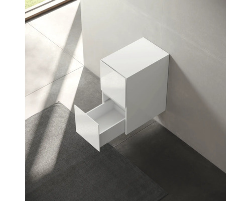 Meuble sous-vasque blanc avec tiroir ouvert pour montage mural dans la salle de bain.