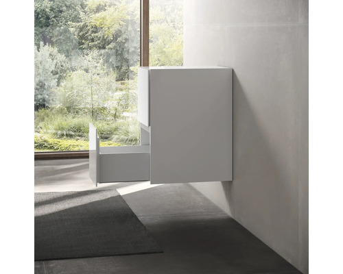 Salle de bains moderne avec meuble sous-lavabo et tiroir ouvert